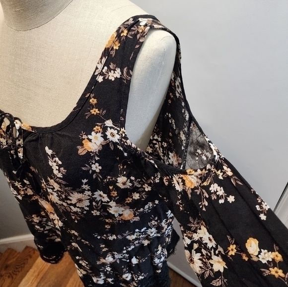 Jeans By Buffalo‎ Cold Shoulder Black Floral Lace Top Large - Picture 11 of 12